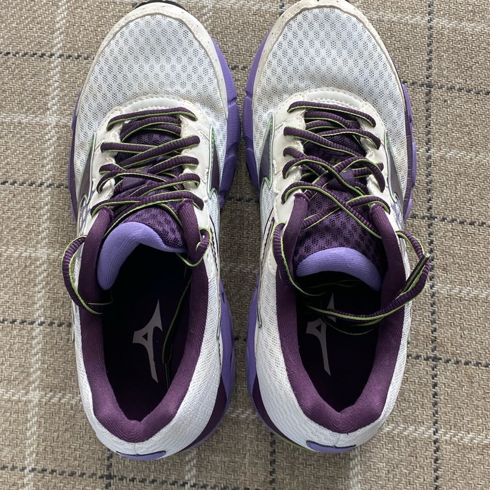 Mizuno sneakers size 8.5